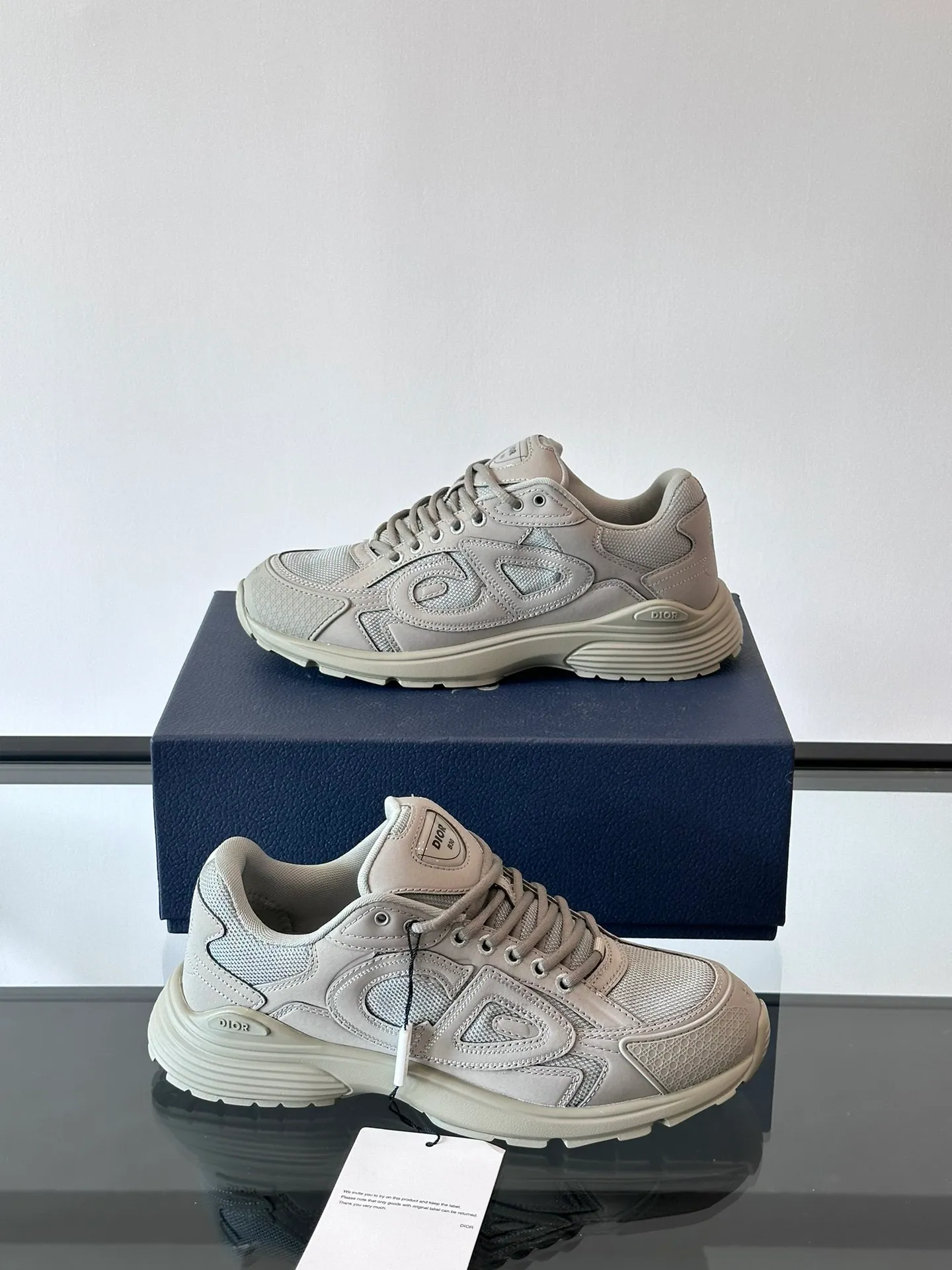 p400《Dio*》Dior B30 series sports shoes, multi-color mesh fabric and multi-color technical fabrics, this season's new B30 low-top sports shoes are one of the flagship styles of the series. Crafted from multicolor mesh and technical fabrics, it's finished with a reflective "CD30" graphic and silver-toned "DIOR B30" and "CD30" logos on the heel and tongue. An extra-light, sculpted rubber sole with signature accents adds style, while internal stretch details create ideal comfort. It can be matched with various casual styles to show a fashionable and modern sports style. Size: 38-44 (45-46 customized)